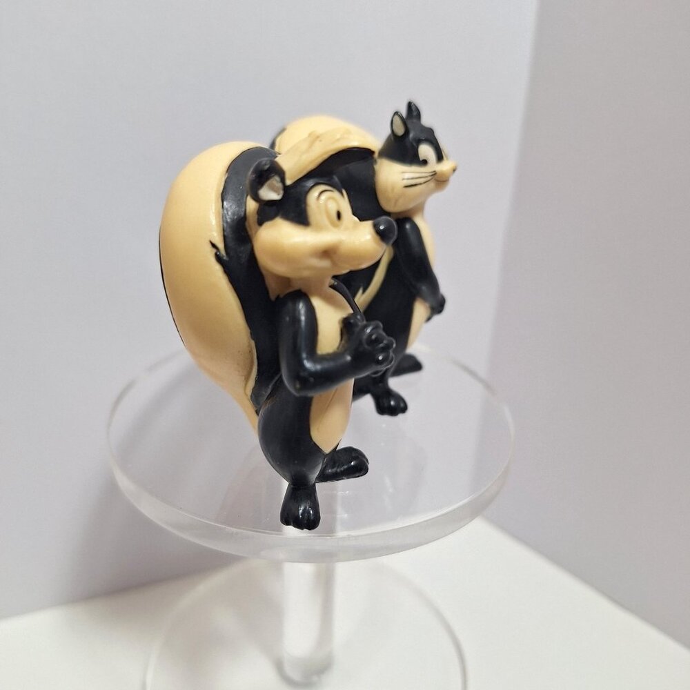Pepé Le Pew & Penelope Figure Heart-Shaped Romantic  1985 - Picture 3 of 15